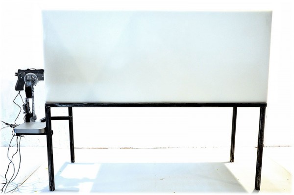 Bild: Stahlkonstruktion, Box aus Polyethylen, Servomotoren, Ardiuno Board, Webcam, Paintballwaffe, lebende Ratte (hier nicht sichtbar) 2015, 195 x 60 x 145 cm | © Florian Mehnert