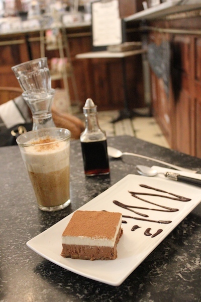 Tiramisu und Caffè Latte in der simply raw bakery
